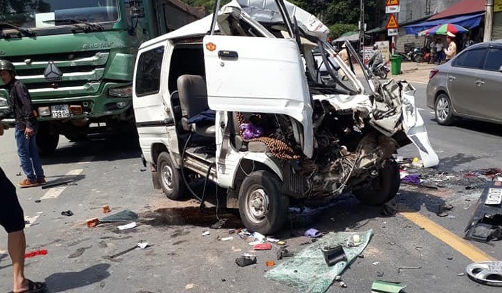 Lạng Sơn: 2 xe ô tô đấu đầu, 5 người bị thương
