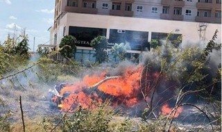 Nghệ An: Xế hộp bốc cháy ngùn ngụt sau khi tông cột đèn đường