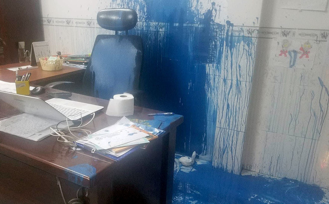 Nữ giám đốc công ty vận tải bị hất cả thùng sơn vào người ngay trụ sở