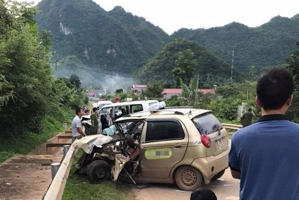 Sơn La: Taxi đâm trực diện xe cứu thương, 8 người thương vong