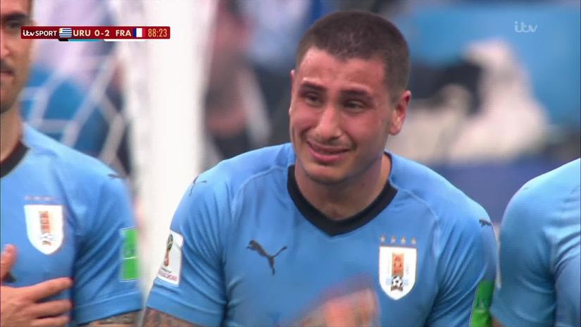 Cầu thủ Uruguay vừa khóc vừa đá bóng trong những phút cuối trận Tứ kết World Cup