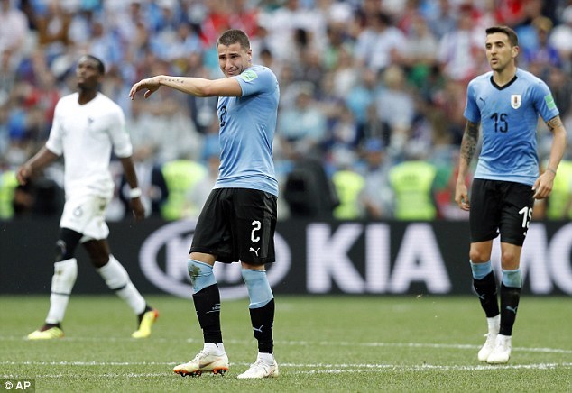 Cầu thủ Uruguay vừa khóc vừa đá bóng trong những phút cuối trận Tứ kết World Cup