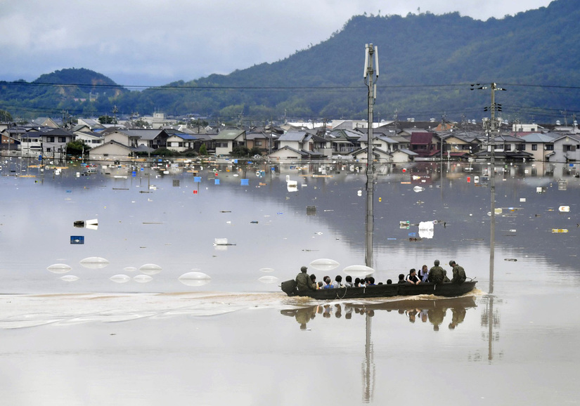 Hàng trăm nghìn người Nhật Bản rầm rộ di tản vì ngập cao kỉ lục