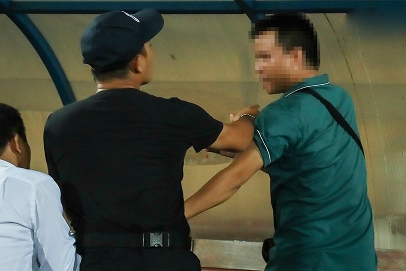 CĐV Nam Định hành hung phóng viên trên sân Thiên Trường