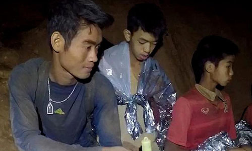 Huấn luyện viên đội bóng Thái Lan được cứu đầu tiên vì sức khỏe yếu