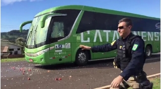 Xe buýt chở tuyển Brazil bị CĐV chặn đường tấn công tại quê nhà