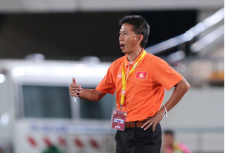 HLV Hoàng Anh Tuấn bị 'tố' không bắt tay HLV U19 Indonesia