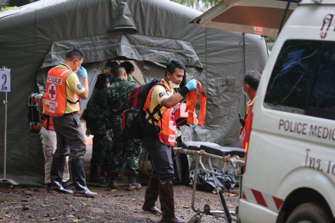 Giải cứu đội bóng nhí Thái Lan: Cậu bé thứ 8 được đưa ra khỏi hang