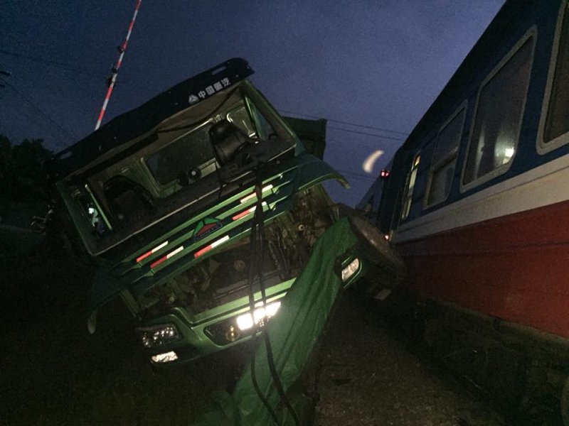 Nghệ An: Chết máy khi băng qua đường ray, xe tải bị tàu hỏa húc văng