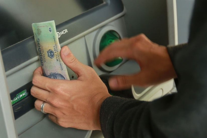 Ngân hàng Nhà nước hoãn tăng phí ATM nội mạng của 4 'ông lớn'