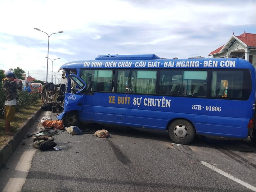 Nghệ An: 3 xe ô tô gây tai nạn liên hoàn, 2 người bị thương nặng