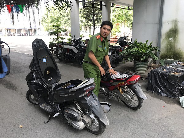 Tài xế xe ôm bị kẹp cổ cướp của tại Hà Nội
