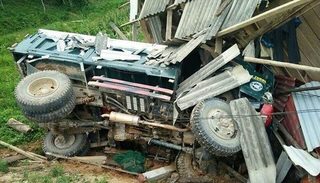 Lạng Sơn: Xe tải mất lái đâm sập nhà dân