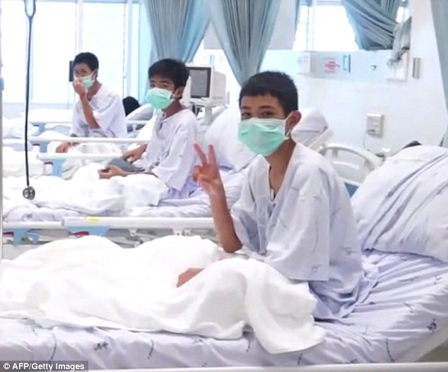 Chính thức tiết lộ hình ảnh 12 cậu bé đội bóng nhí Thái Lan sau khi được giải cứu