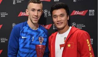Bùi Tiến Dũng trao giải Cầu thủ xuất sắc nhất trận Anh - Croatia cho Ivan Perisic