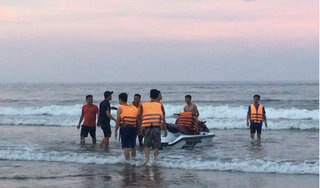 Thanh Hóa: 4 người bị sóng cuốn trôi khi tắm biển Hải Hòa