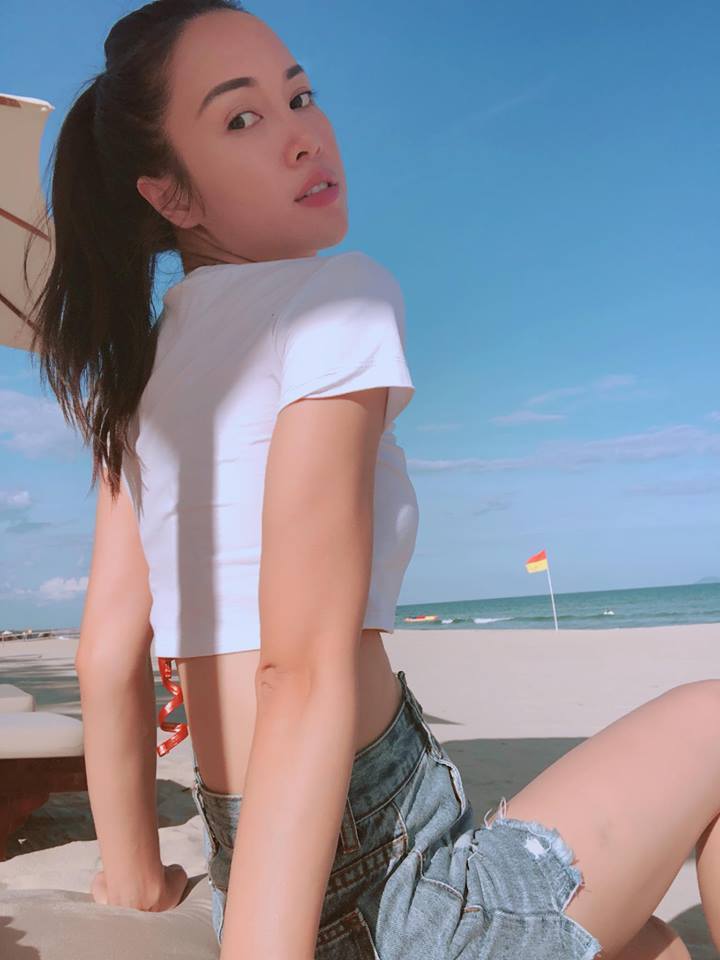 Vũ Ngọc Anh mặc bikini khoe đường cong nóng bỏng