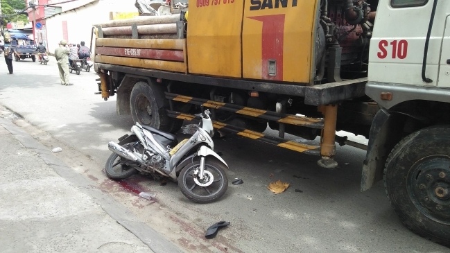 Tài xế Grabbike mắc kẹt dưới bánh xe tải, sức khỏe nguy kịch