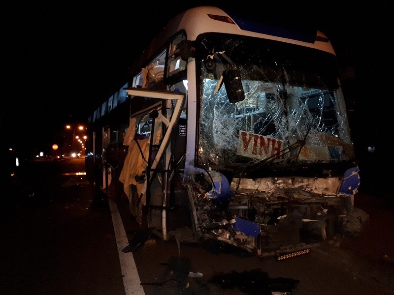 Ninh Bình: Hành khách hoảng loạn khi xe khách va chạm với xe tải