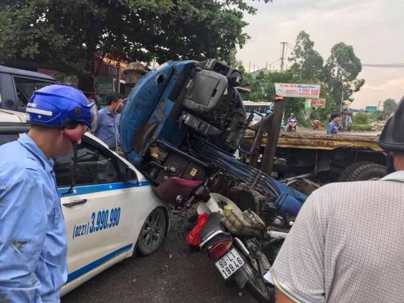 Hưng Yên: Xe cứu hộ giao thông bị tàu hỏa húc văng, nhiều phương tiện bị hư hỏng nặng2