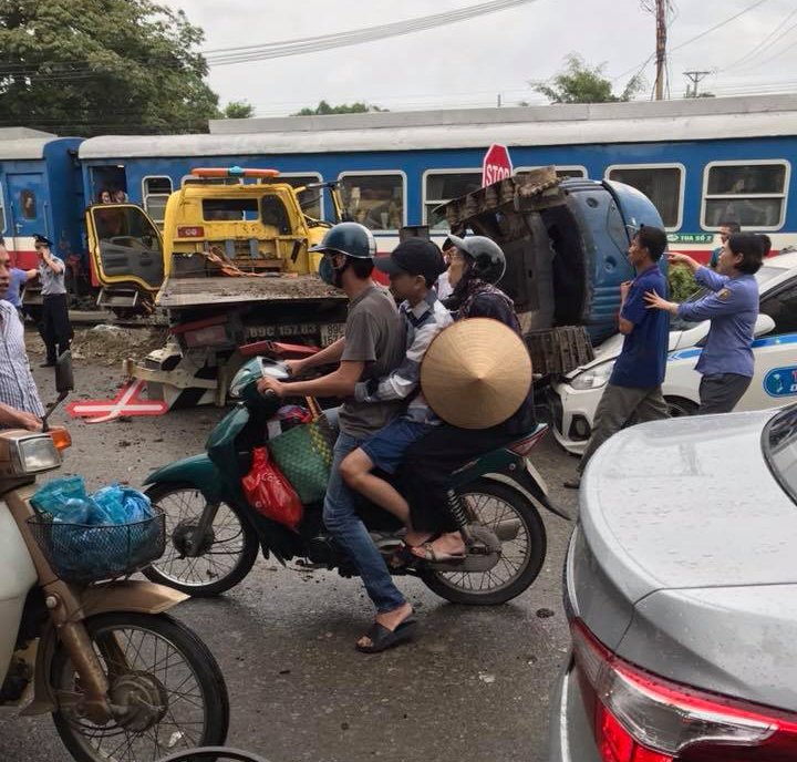 Hưng Yên: Xe cứu hộ giao thông bị tàu hỏa húc văng, nhiều phương tiện bị hư hỏng nặng3