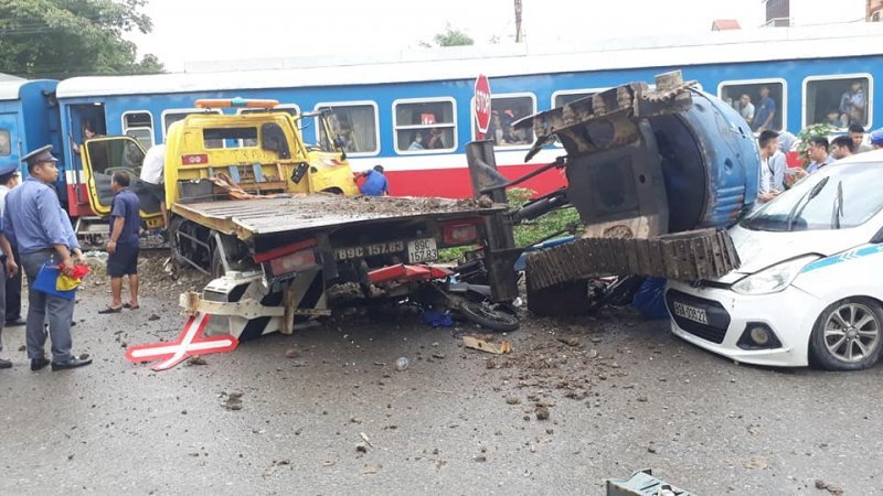 Hưng Yên: Xe cứu hộ giao thông bị tàu hỏa húc văng, nhiều phương tiện bị hư hỏng nặng