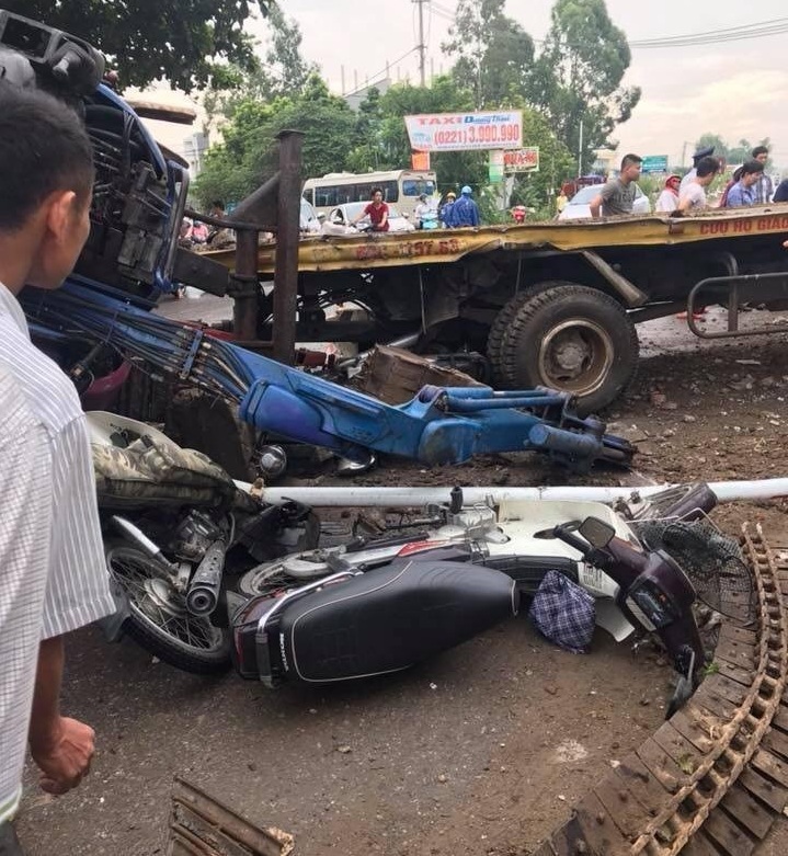 Hưng Yên: Xe cứu hộ giao thông bị tàu hỏa húc văng, nhiều phương tiện bị hư hỏng nặng4