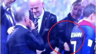 Lén trộm huy chương vàng tuyển Pháp bỏ túi riêng khi trao giải WC 2018