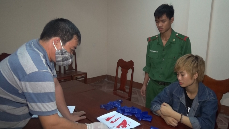 Bắt thiếu nữ 17 tuổi vận chuyển hơn 4.000 viên ma túy từ Lào về Việt Nam