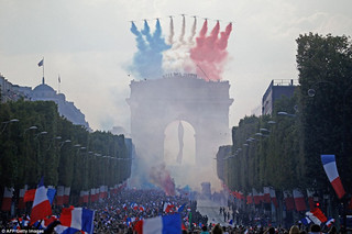 Nhà vô địch Pháp trở về, nửa triệu người ra đường ăn mừng hoành tráng