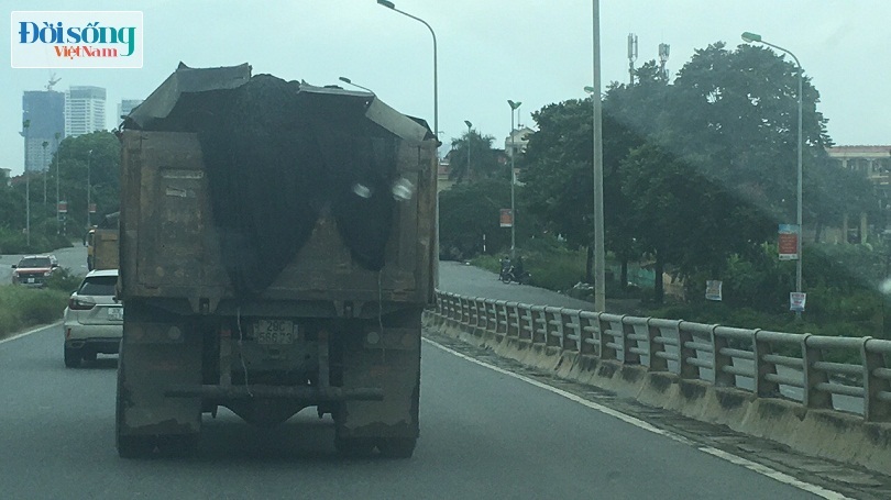 Phế thải, vật liệu xây dựng tràn lên đại lộ Thăng Long