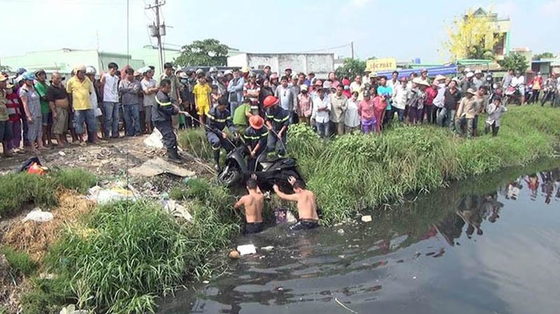 Cướp giật táo tợn đạp 2 mẹ con rơi xuống kênh ở Sài Gòn 