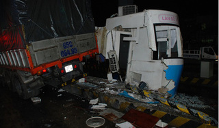 Xe tải tông sập cabin trạm thu phí, nhân viên may mắn thoát chết