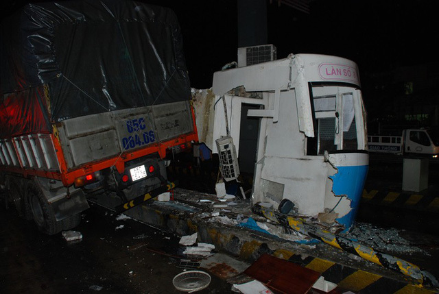 Xe tải tông sập cabin trạm thu phí, gây tai nạn liên hoàn