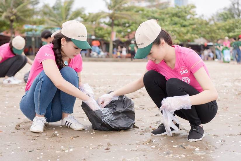 Thí sinh hoa hậu Việt Nam dọn rác ở Cửa Lò sau khi bão số 3 đổ bộ