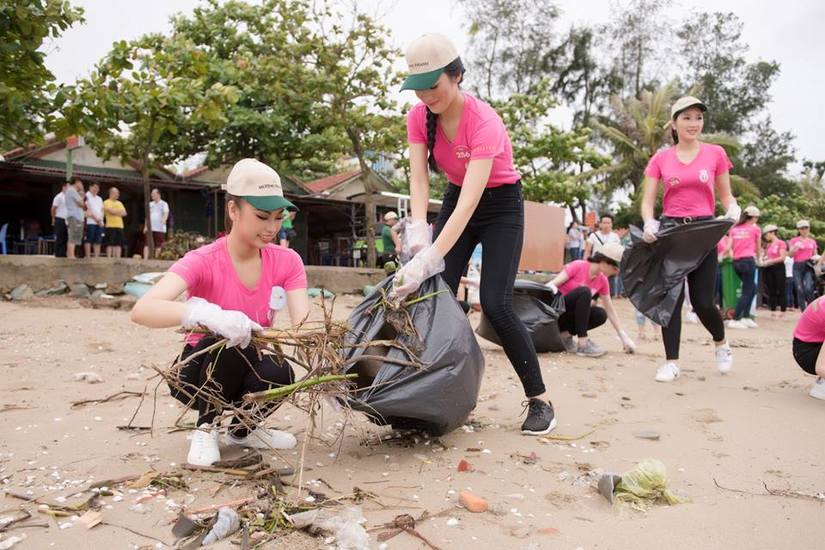 Thí sinh hoa hậu Việt Nam dọn rác ở Cửa Lò sau khi bão số 3 đổ bộ