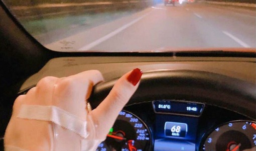 Cô gái vừa lái xe hơn 150 km vừa tranh thủ truyền chai đạm