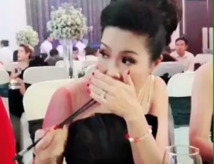 Trịnh Kim Chi khiến fan cười nghiêng ngả khi vừa lén lút, vụng trộm ăn tiệc