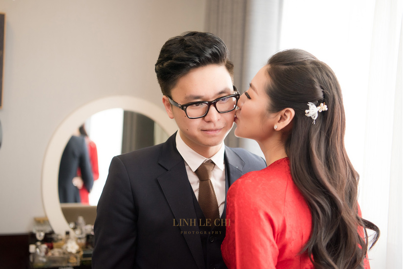 Chú rể Gia Lộc ngọt ngào hôn Tú Anh trong lễ đón dâu