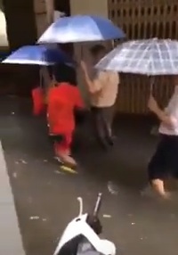 Clip: Nhà trai mặc áo mưa lội nước bì bõm để bê tráp vào nhà gái