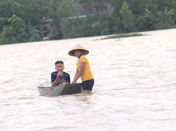 Cơn bão số 3 khiến xứ  Nghệ tan hoang, chìm trong biển nước