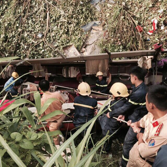 Sáng 22/7, tại Cao Bằng xảy ra vụ TNGT đặc biệt nghiêm trọng khi chiếc xe khách giường nằm lao thẳng xuống vực sâu của đèo Cao Bắc