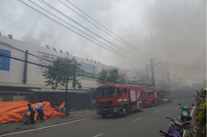 Hàng trăm người tháo chạy táo loạn khi cháy bùng lên sát bên siêu thị Coopmart