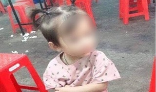 Bé gái 2 tuổi mất tích bí ẩn khi đứng chơi trước cửa nhà