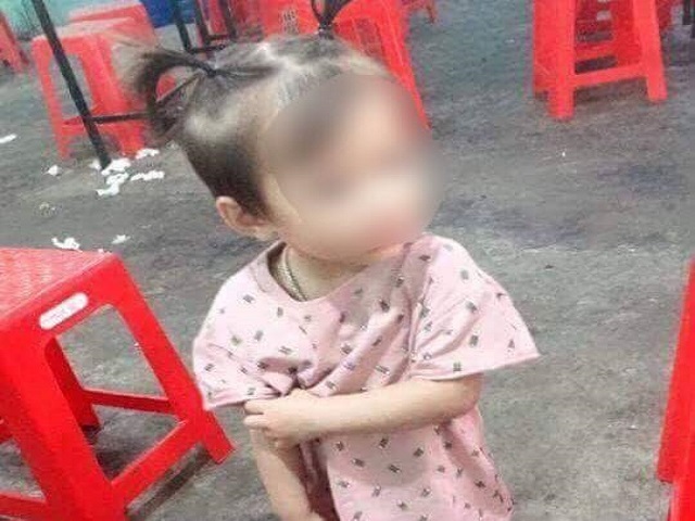 Bé gái 2 tuổi mất tích bí ẩn khi đứng chơi trước cửa nhà