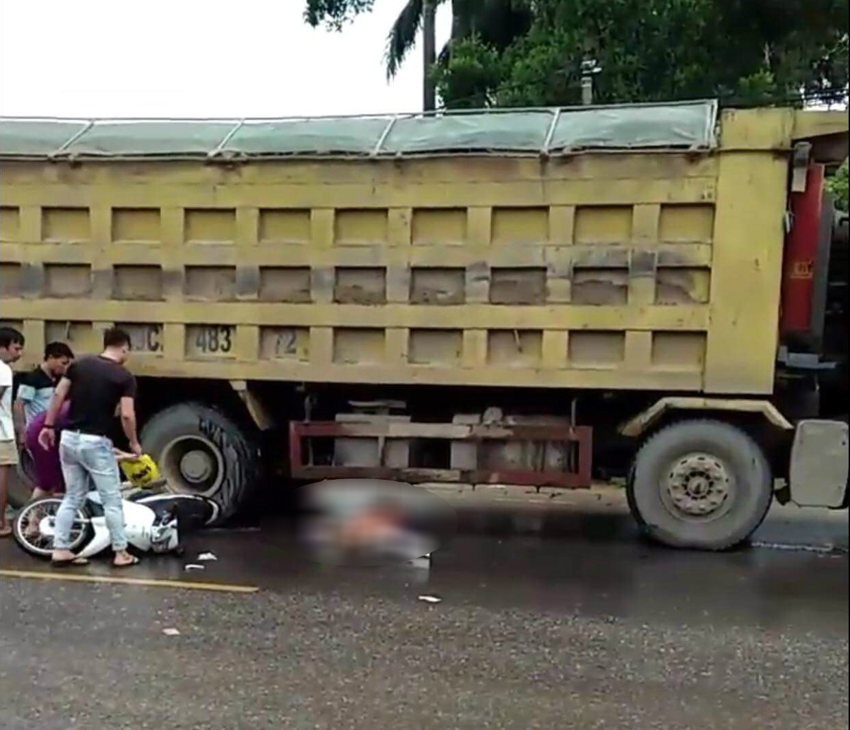 Va chạm với xe tải, một phụ nữ bị cán qua người tử vong tại chỗ