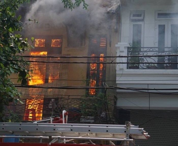 Nhà 2 tầng phố cổ Hà Nội bốc cháy ngùn ngụt, 1 người bị thương