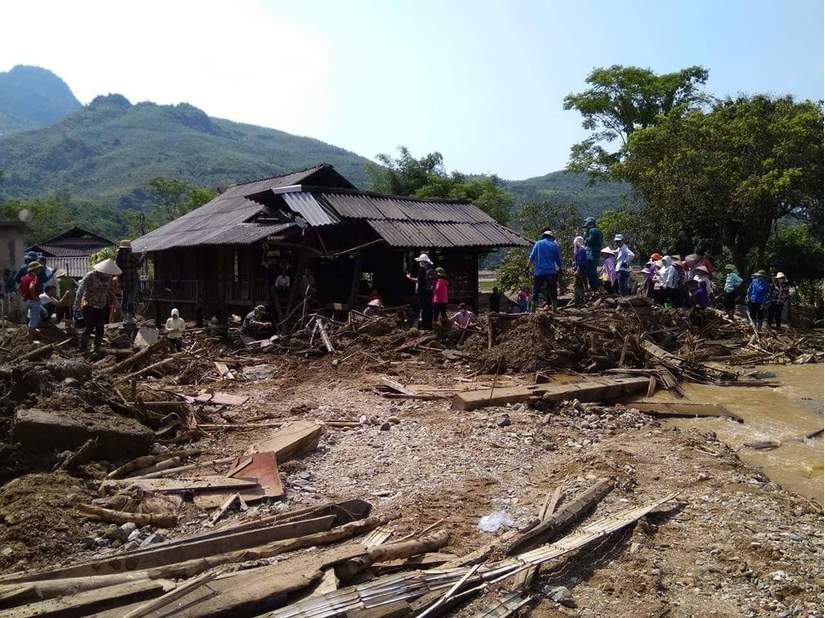 Yên Bái: Chồng đau xót tìm thấy thi thể vợ con sau cơn lũ