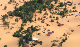 Clip: Vỡ đập thủy điện ở Lào, 5 tỷ m³ nước nhấn chìm 6 ngôi làng