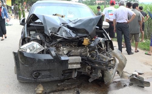 Xe máy va chạm ô tô, nạn nhân ngã văng xuống đường thiệt mạng